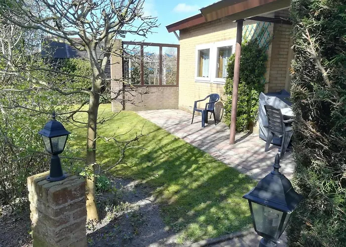 Appealing With Large Garden Vakantiehuis Sint Maartensvlotbrug