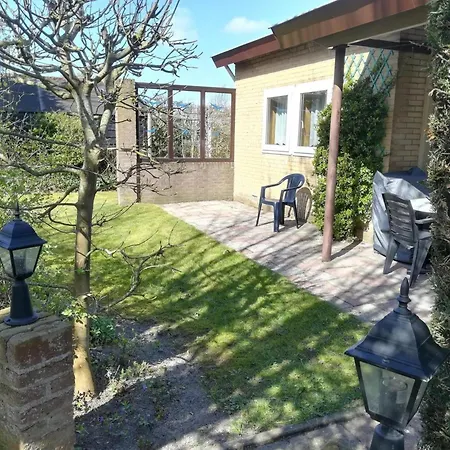 Appealing With Large Garden Casa vacanze Sint Maartensvlotbrug